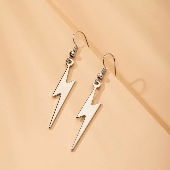 3/$30 🤍 Lightning Bolt Earrings - Picture 2 of 3